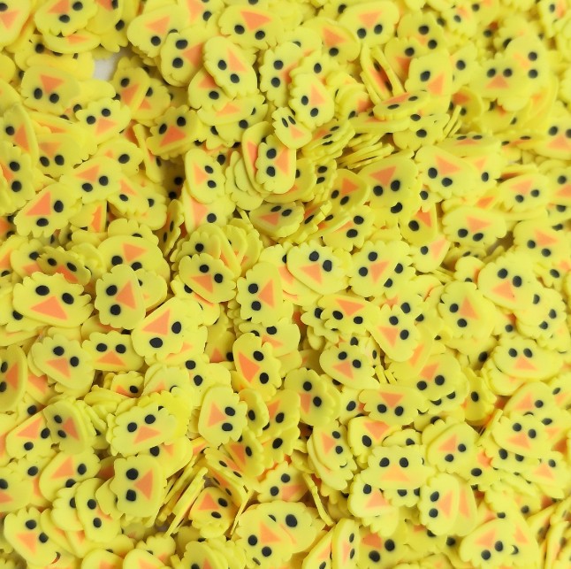 500 그램의 작은 노란 오리