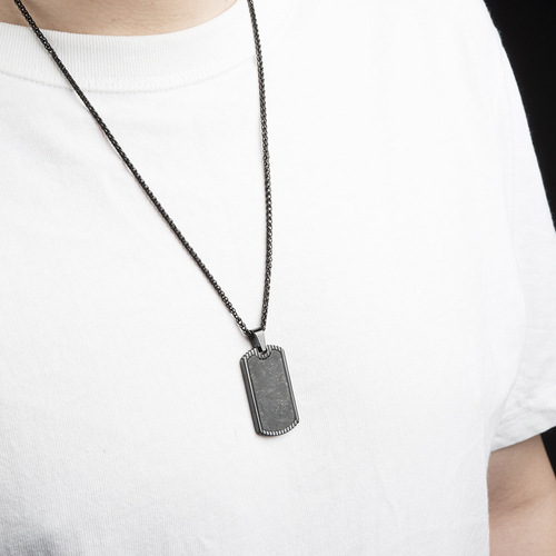 Men's chaotic pattern carbon fiber pendant retro internet celebrity trendy necklace Japanese and Korean version student birthday amulet