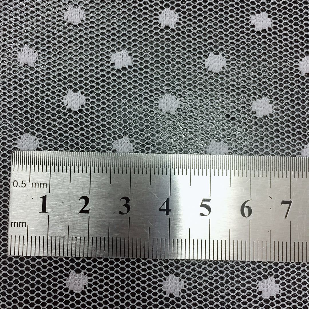 Suministro directo de fábrica poliéster no elástico jacquard malla tridimensional pequeño punto tela de encaje multicolor en stock al por mayor textil