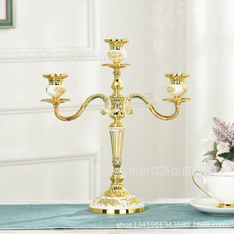 Candelabro de tres cabezas de lujo chapado en oro de aleación de metal plateado de gama alta de aleación Europea Home Hotel KTV Classic