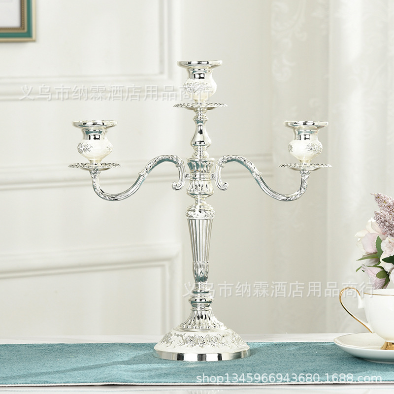 Candelabro de tres cabezas de lujo chapado en oro de aleación de metal plateado de gama alta de aleación Europea Home Hotel KTV Classic