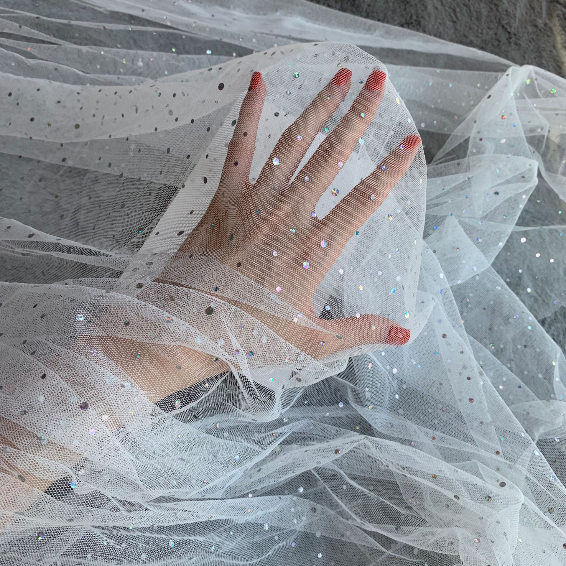Internet celebridad estilo de malla hexagonal tela de perforación pieza tamaño plata láser colorido redondo gasa falda ropa de los niños tela de malla