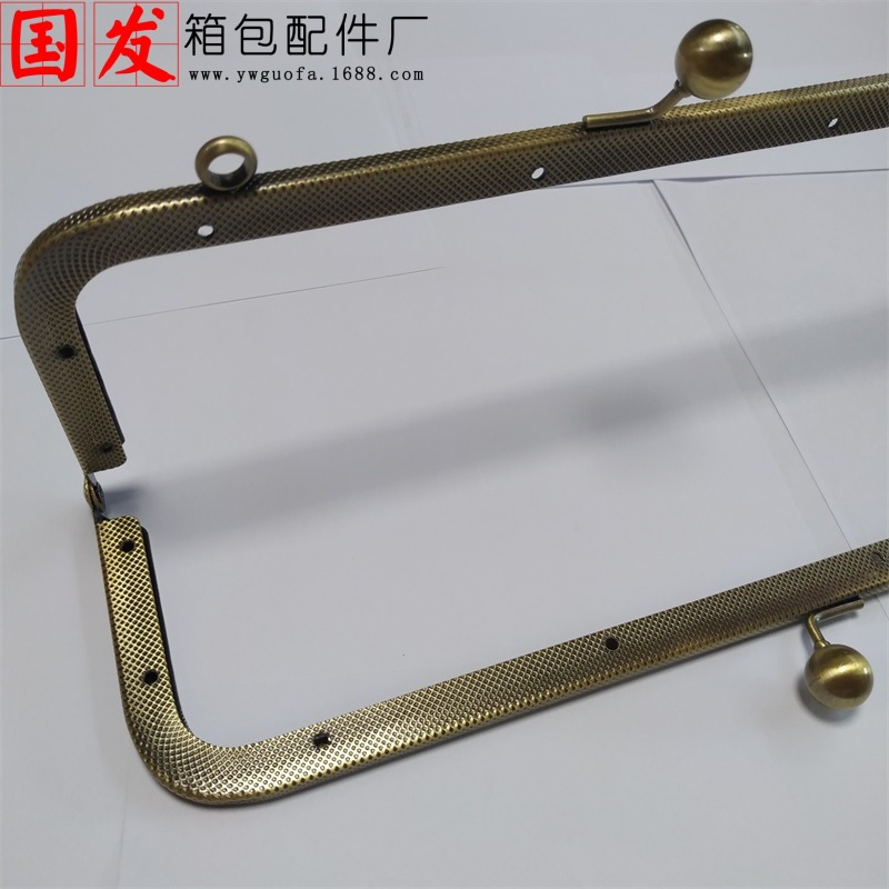 25 * 7.5cm cuadrados en relieve con agujeros de tornillo boca de oro bronce boca de oro accesorios de bolsa