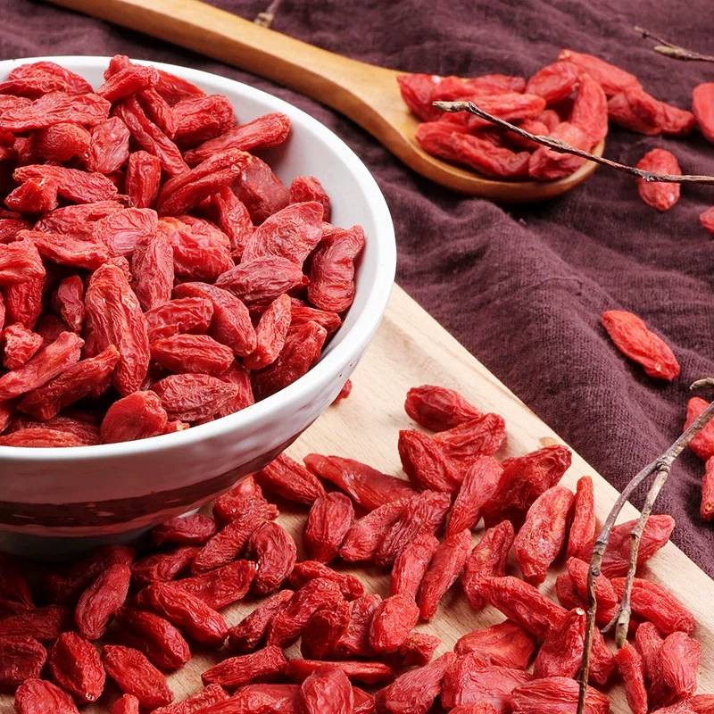 Красные ягоды годжи Нинся в коробке, маленькие фруктовые супы, винные тоники, сушеные готовые к употреблению крупные ягоды годжи оптом