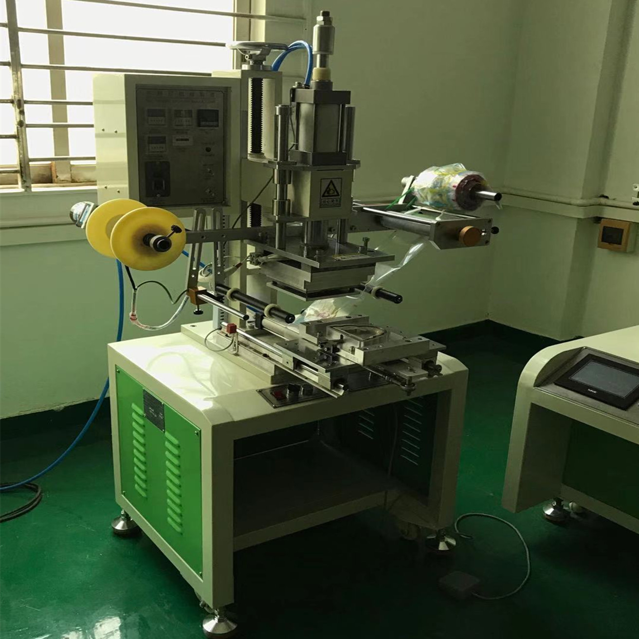 全自动食品包装盒封口转印机  奶茶果冻罐装  餐盒膜等转印机厂家