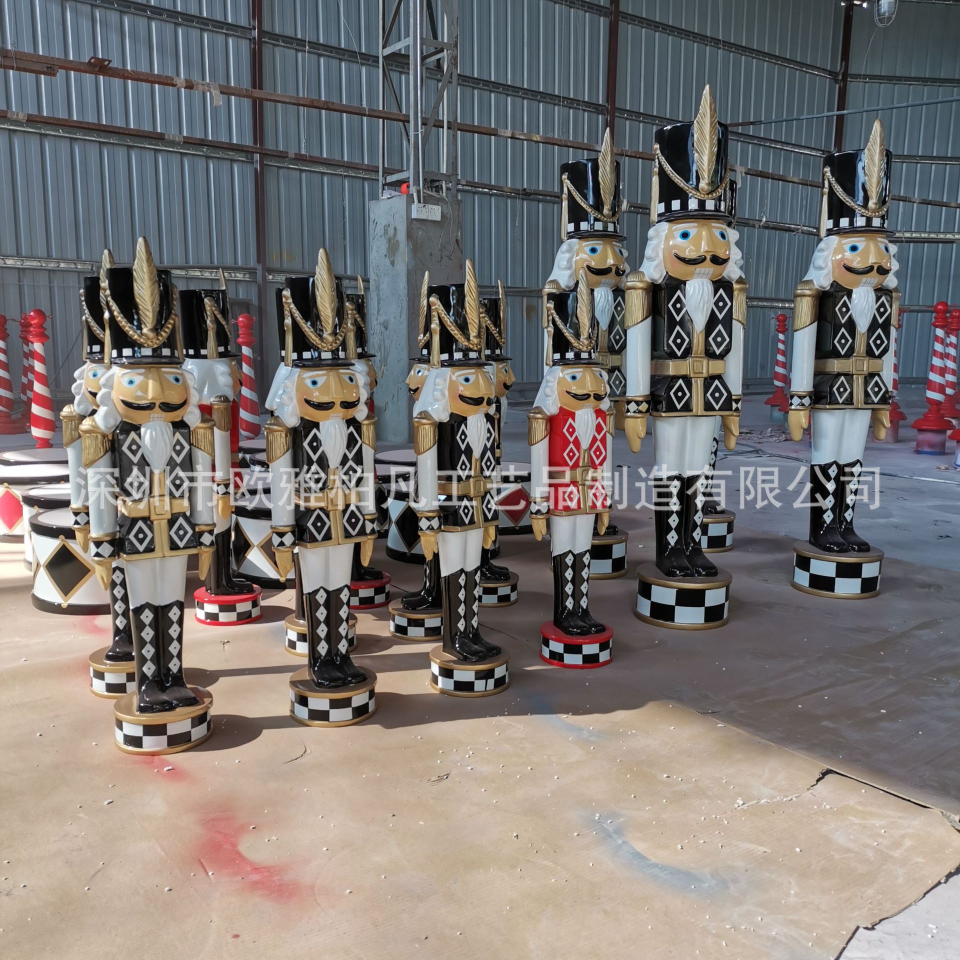 玻璃钢卡通人物士兵 商场美陈 户外公园广场楼盘装饰大摆件大雕塑