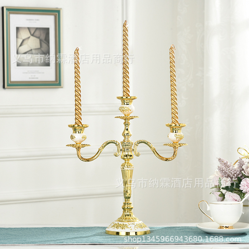 Candelabro de tres cabezas de lujo chapado en oro de aleación de metal plateado de gama alta de aleación Europea Home Hotel KTV Classic