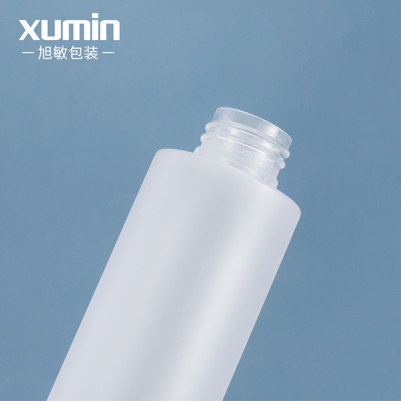 Fábrica en stock de plástico esmerilado hombro plano material para mascotas botella de rocío puro 150ml botella de spray de agua cosmética Xumin material de embalaje