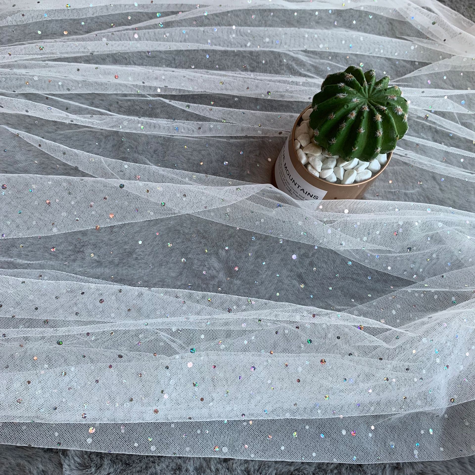 Internet celebridad estilo de malla hexagonal tela de perforación pieza tamaño plata láser colorido redondo gasa falda ropa de los niños tela de malla
