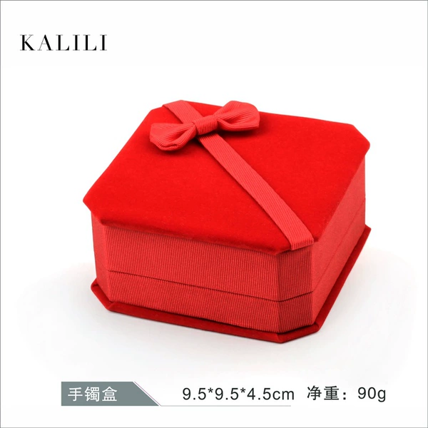 09981 (46 B20-18) Old octagonal bracelet box big red background