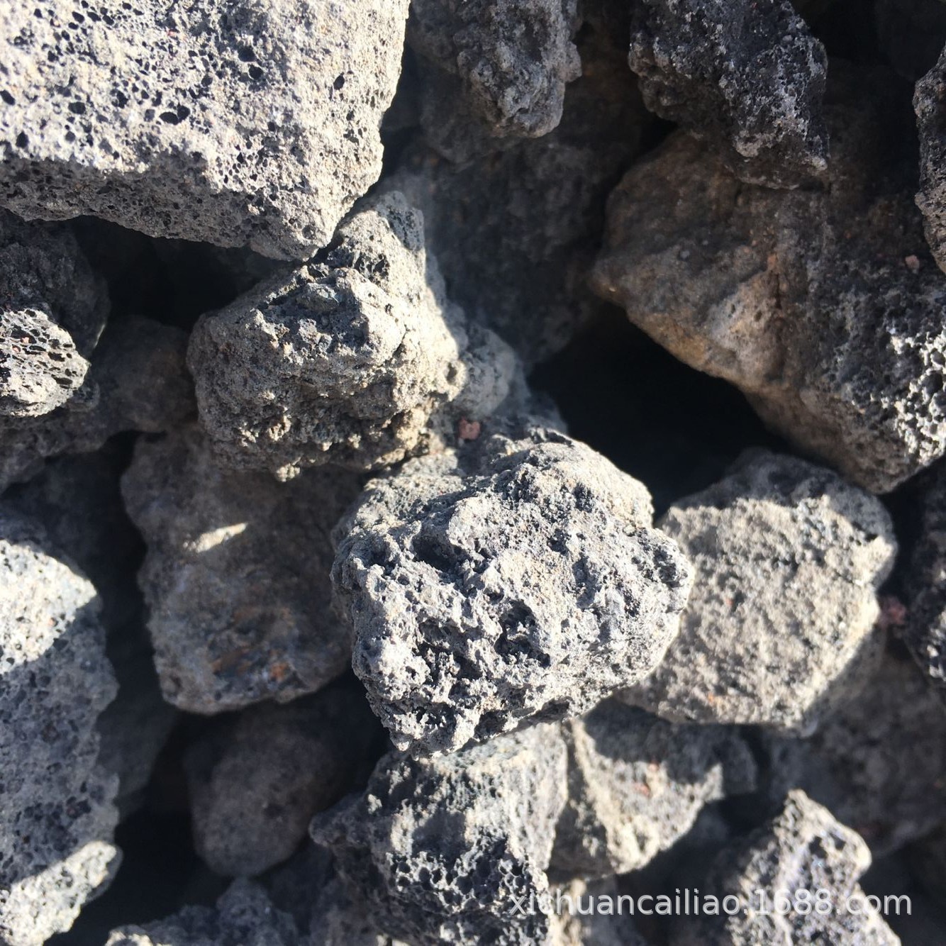 矿山批发火山岩红色黑色10-20毫米火山石颗粒滤料湿地用高孔隙