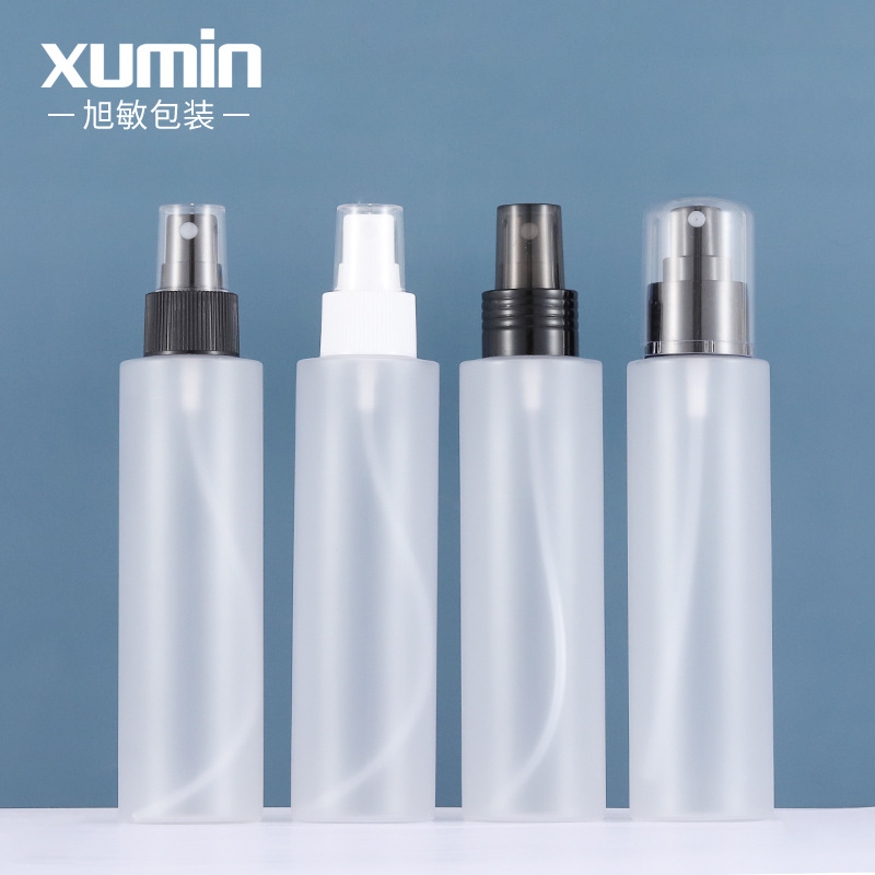 Fábrica en stock de plástico esmerilado hombro plano material para mascotas botella de rocío puro 150ml botella de spray de agua cosmética Xumin material de embalaje