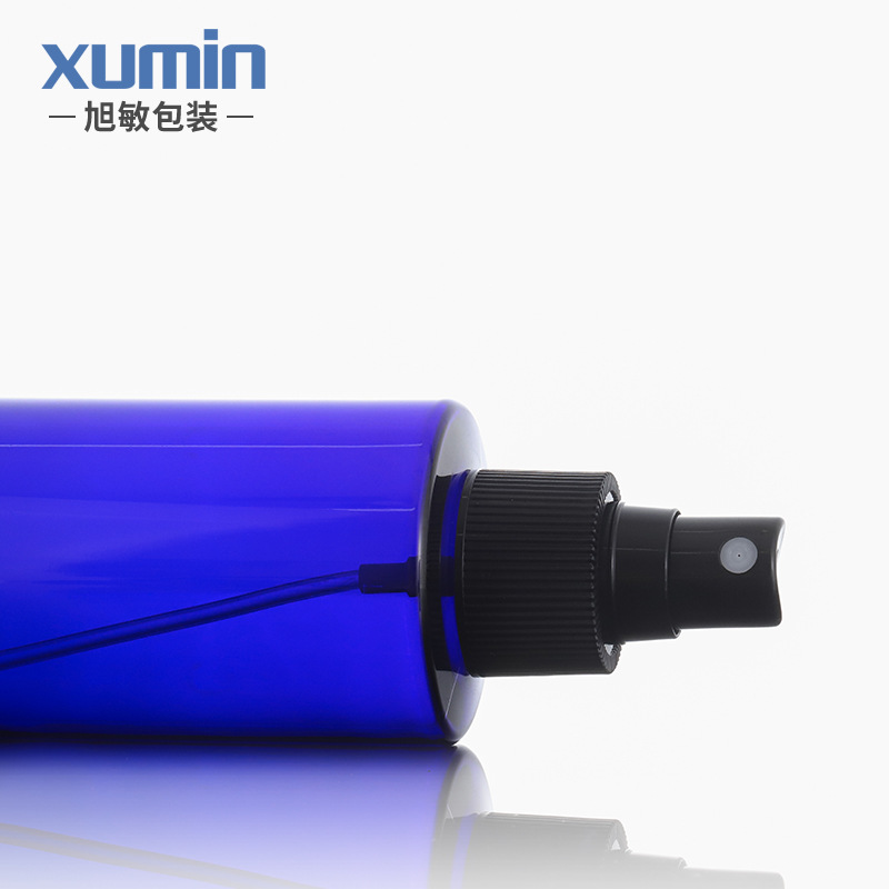 En existencias azul botella de spray de hombro plana boquilla negra transparente pequeña cubierta de tóner cosmético botella vacía Xumin material de embalaje