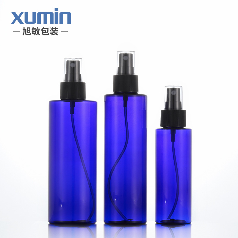 En existencias azul botella de spray de hombro plana boquilla negra transparente pequeña cubierta de tóner cosmético botella vacía Xumin material de embalaje