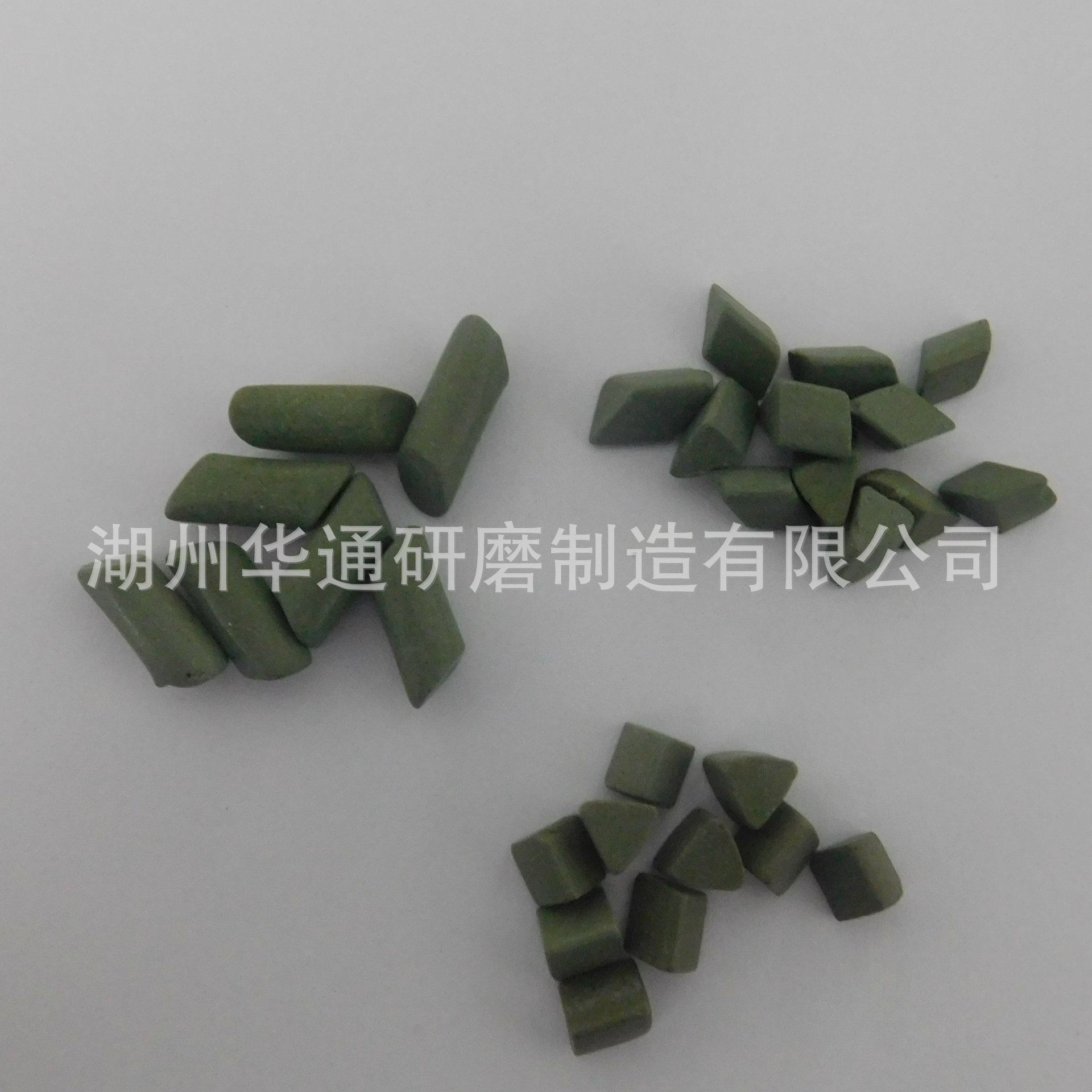 厂家出售绿色抛光石研磨石高铝瓷三角磨块铝件去毛刺抛光