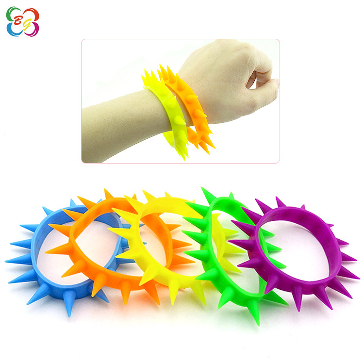 Pulsera de silicona teñida de color mezclado directo de fábrica forma irregular unisex simple pulsera de pareja de todo fósforo