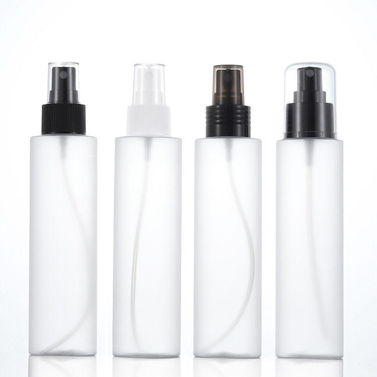 Fábrica en stock de plástico esmerilado hombro plano material para mascotas botella de rocío puro 150ml botella de spray de agua cosmética Xumin material de embalaje