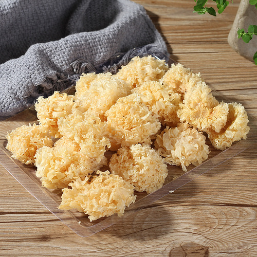 Yunnan and Fujian family members 100 grams of dried white fungus with soft, waxy, fragrant and refreshing taste directly supplied from the manufacturer. Yunnan Plateau Basswood Small Flowers