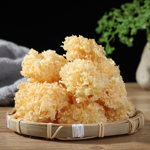 Yunnan and Fujian family members 100 grams of dried white fungus with soft, waxy, fragrant and refreshing taste directly supplied from the manufacturer. Yunnan Plateau Basswood Small Flowers