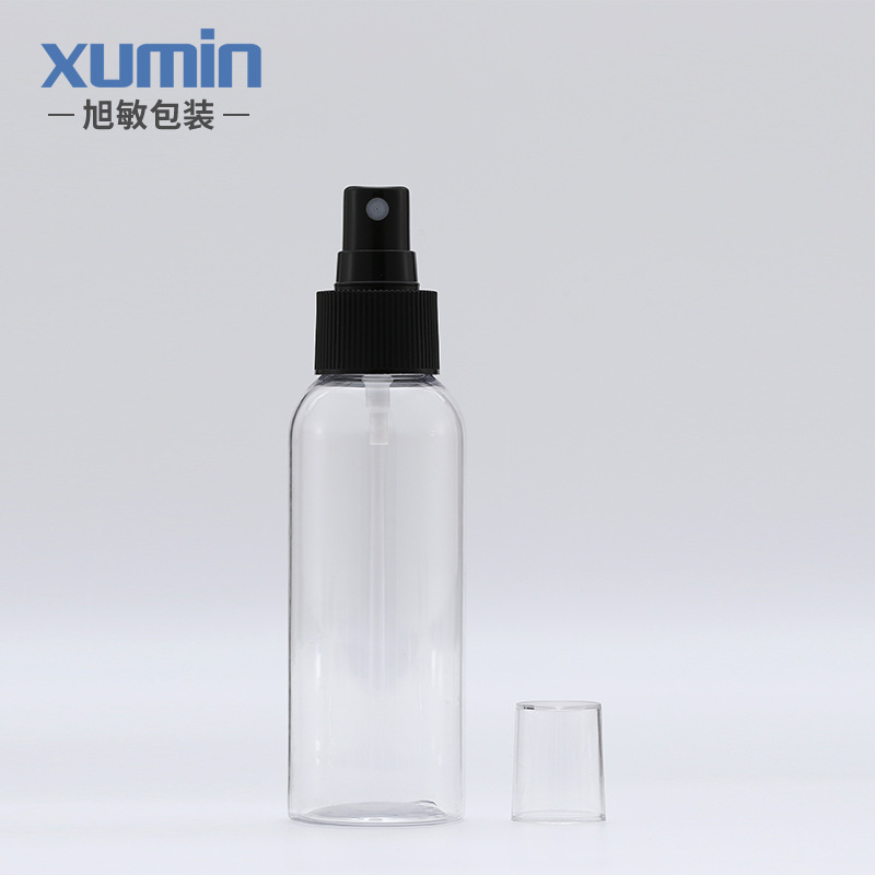 Xumin material de embalaje en stock botella de spray de plástico PET transparente redondo hombro negro pequeña cubierta pura botella de rocío Xumin material de embalaje