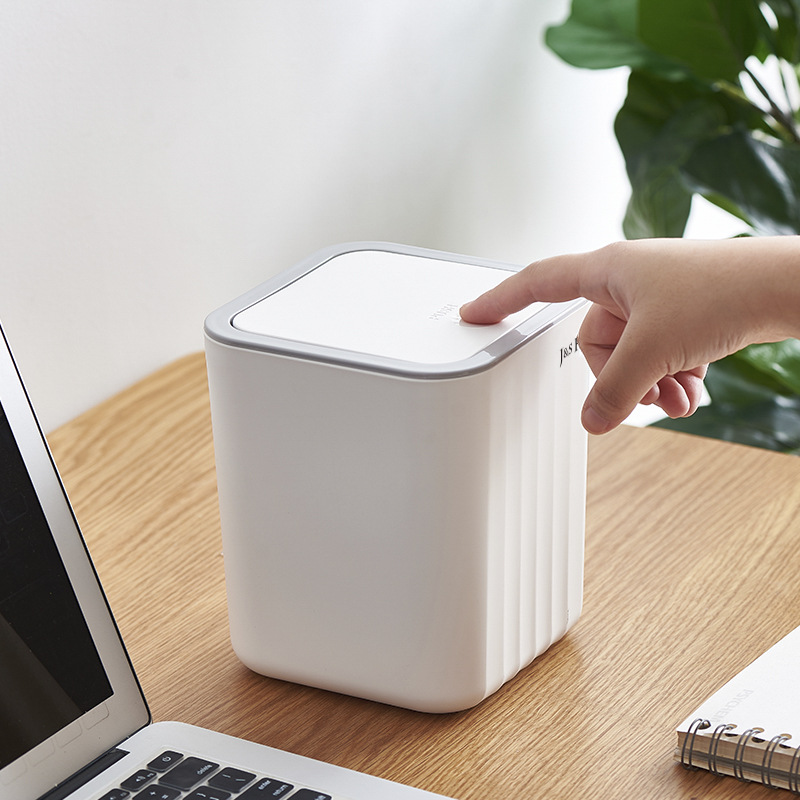 Escritorio Mini bote de basura de plástico coche creativo baño lavado y tocador Prensa bote de basura con tapa