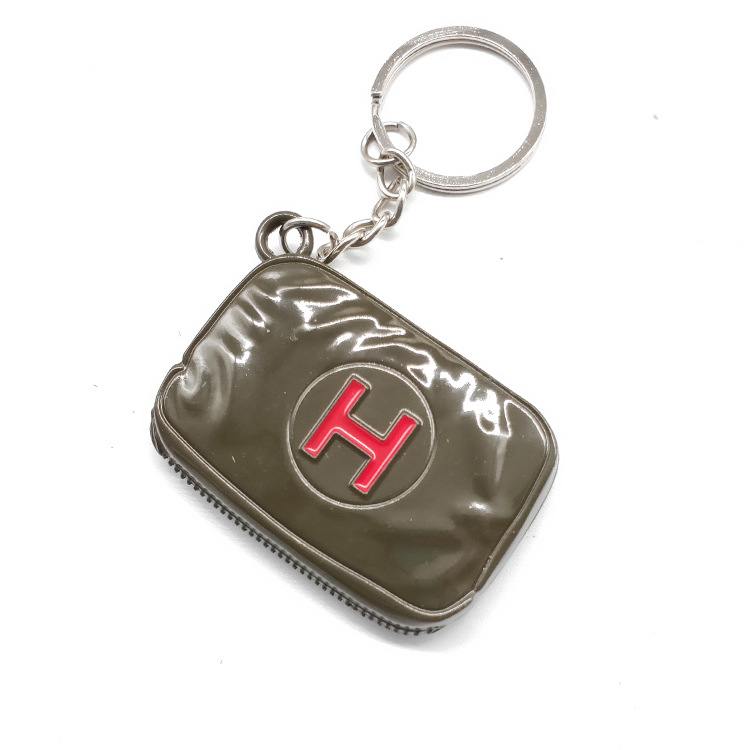 빨간색 페인트가 뿌려진 응급 처치 키트