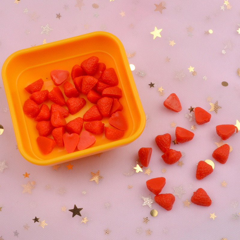 딸기 반 1.1cm * 0.9cm