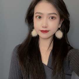 秋冬款韩国气质高ji水貂毛球耳环百搭长款镀真金木头方块耳坠女