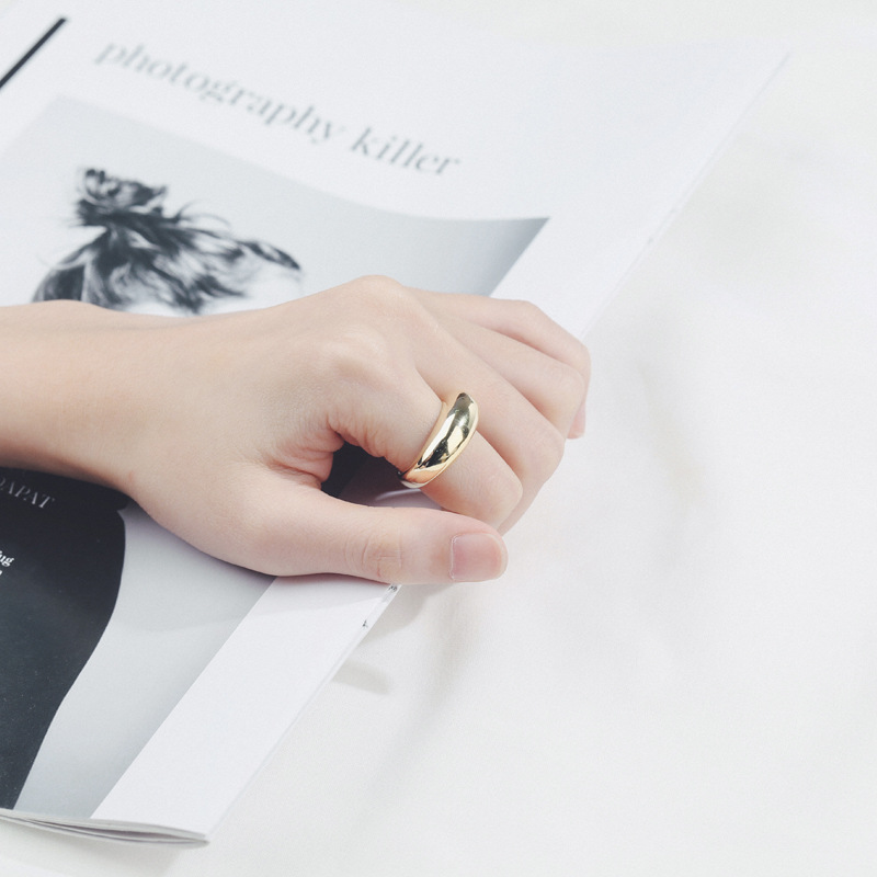 Transfronterizo Amazon europeo y americano ins anillo femenino neto rojo simple de alto grado de viento frío media luna anillo abierto joyería