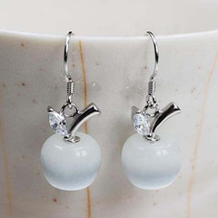 Silver-plated earring with unique Chinese style, Korean-style cat-eye pendant earring with apple-shaped stone, for women, European and American Christmas earring decoration.