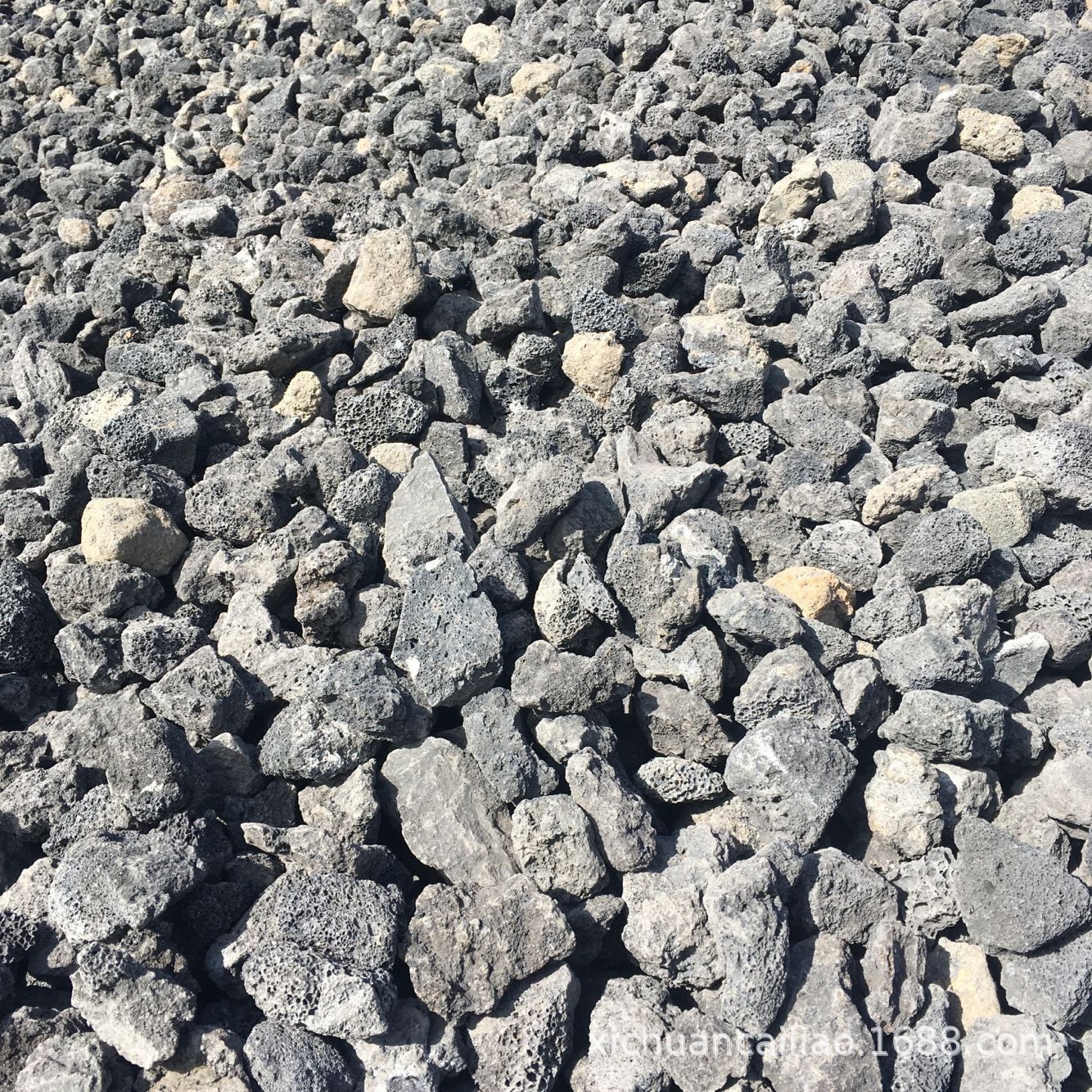 矿山批发盆景级火山岩多孔级火山岩颗粒红色火山岩石火山岩批发