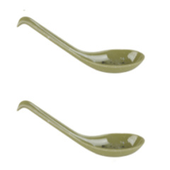 Wholesale melamine dinnerware: kung fu spoons, soup spoons, 125 small white chrysanthemum-shaped spoons, melamine curved-tail spoons, and serving spoons.