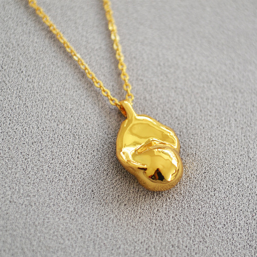 European and American original niche brass-plated gold Baroque freshwater pearl pendant necklace, stylish and elegant, simple and versatile.