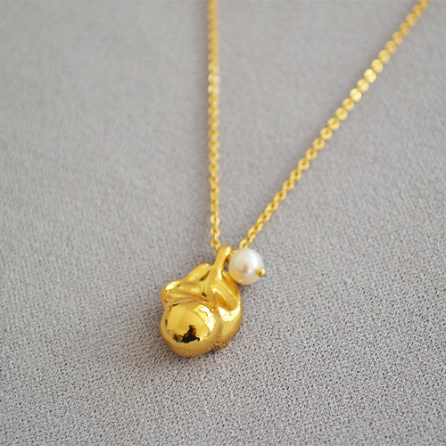 European and American original niche brass-plated gold Baroque freshwater pearl pendant necklace, stylish and elegant, simple and versatile.