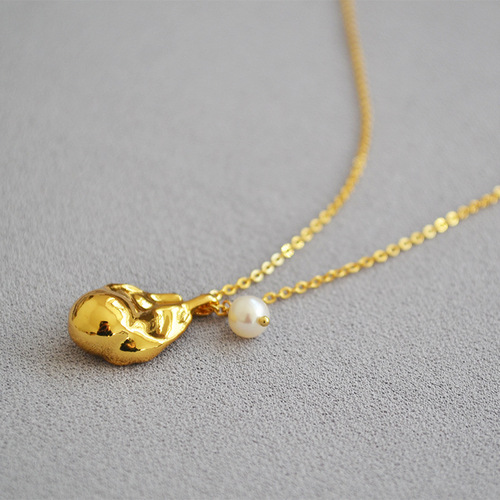 European and American original niche brass-plated gold Baroque freshwater pearl pendant necklace, stylish and elegant, simple and versatile.