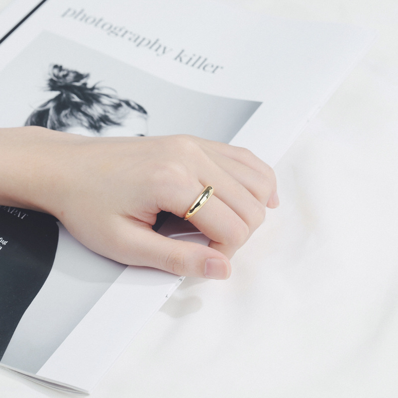 Japonés y coreano nuevo cobre plateado minimalista brillante solo anillo femenino Red Rojo personalidad simple moda todo partido anillo Accesorios