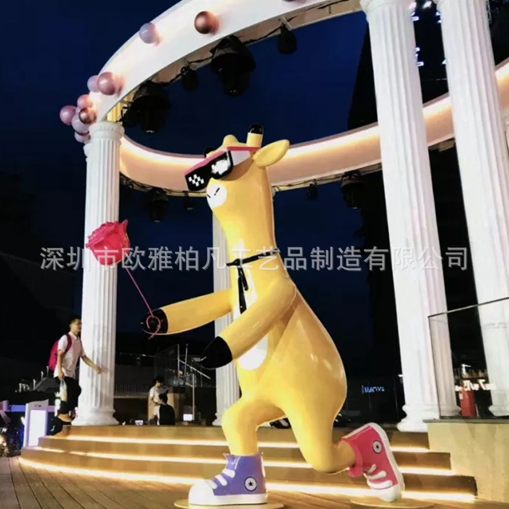 供应玻璃钢卡通公仔雕塑 表情包商场公园大型美陈潮玩美陈雕塑