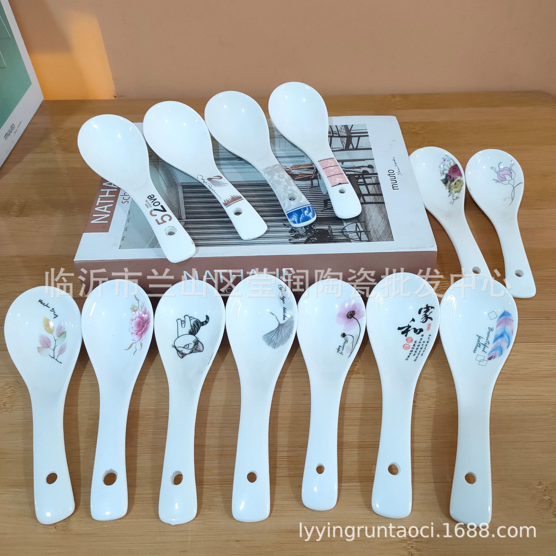 Cuchara de cerámica dorada con diseño floral para el hogar, cuchara para sopa, cuchara para cenar, vajilla de restaurante, cuchara de uso diario, venta al por mayor en tiendas de artículos económicos, suministros para bodas