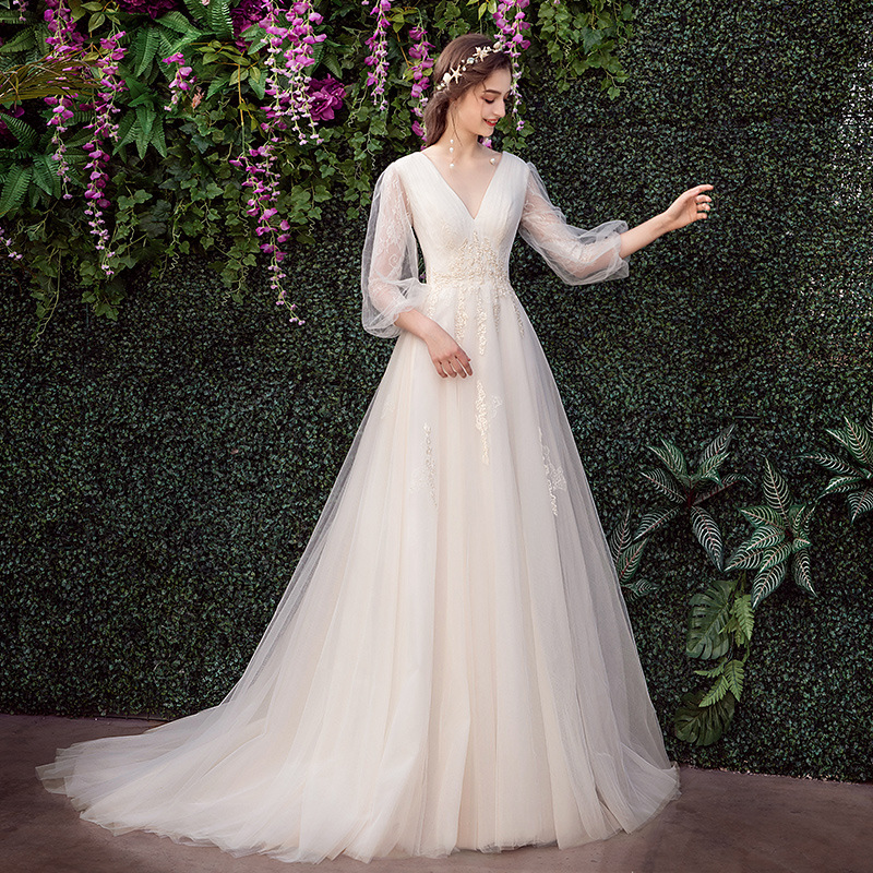 Vestido de novia ligero de estilo coreano Mori 2024 nueva novia simple súper Hada Hepburn con cuello en V estudio viaje tiro cola pequeña adelgazamiento