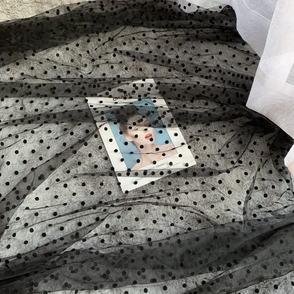 Tela de malla multicolor en forma de diamante con flocado, flocado negro de doble cara con puntos de 0.8, adecuada para faldas de gasa y capa base de Hanfu, disponible al por mayor.