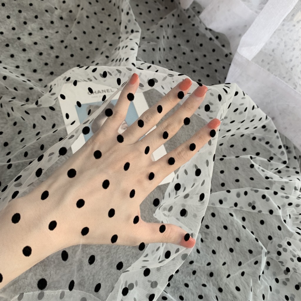Tela de malla multicolor en forma de diamante con flocado, flocado negro de doble cara con puntos de 0.8, adecuada para faldas de gasa y capa base de Hanfu, disponible al por mayor.