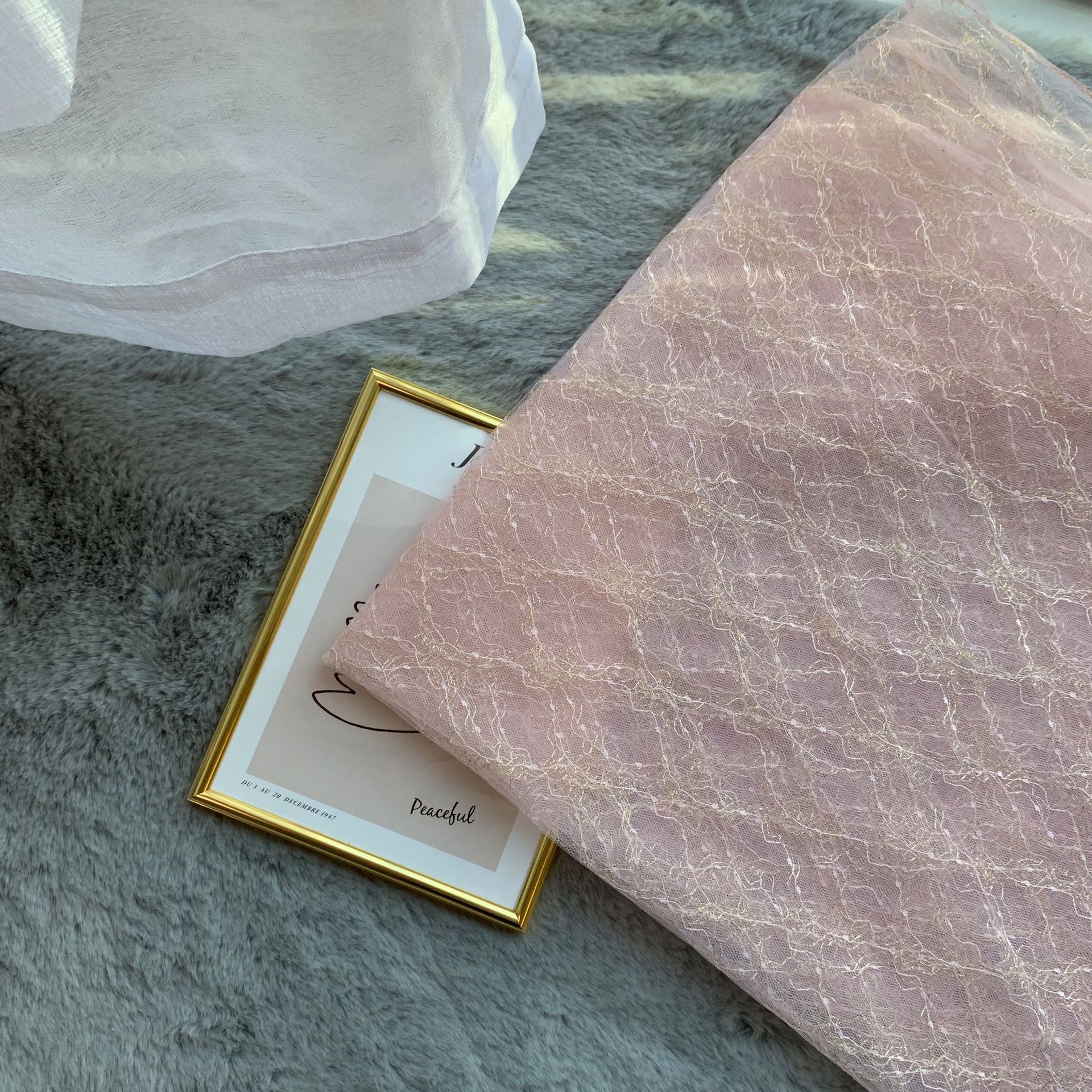 Suministro directo de fábrica de nylon oro seda hilo Jacquard diamante malla Rosa jacquard tela de malla pantalla de seda de oro en stock al por mayor
