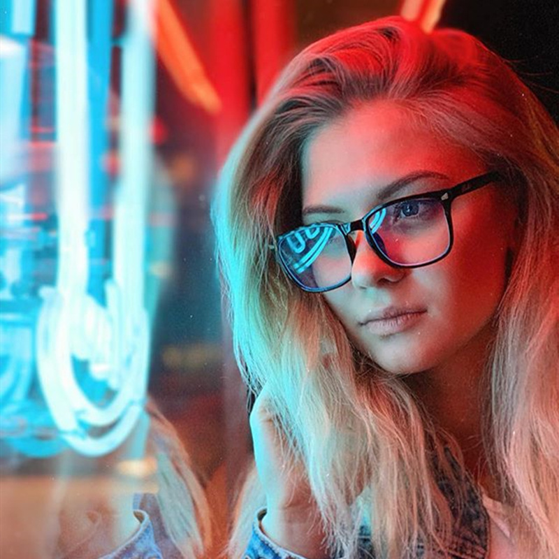 Las nuevas gafas planas de montura grande de estilo europeo y americano de Raine, gafas anti-luz azul, gafas cuadradas pequeñas con forma de ala, montura roja ligera. image 5