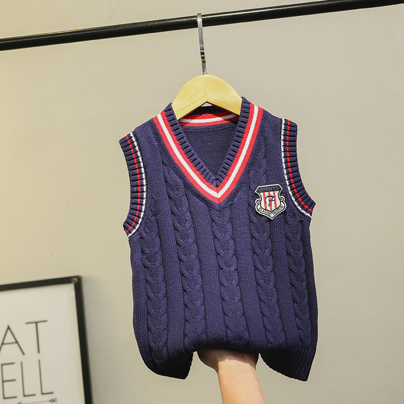 라벨이있는 네이비 조끼