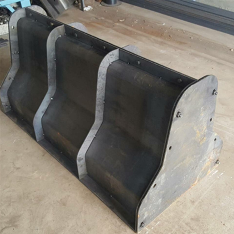 赫润公路隔离墩防撞墙钢模具高速桥梁混凝土水泥防撞隔离墩供应