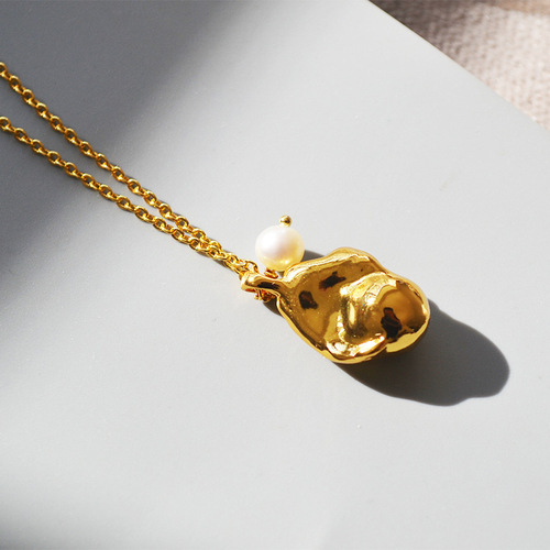 European and American original niche brass-plated gold Baroque freshwater pearl pendant necklace, stylish and elegant, simple and versatile.
