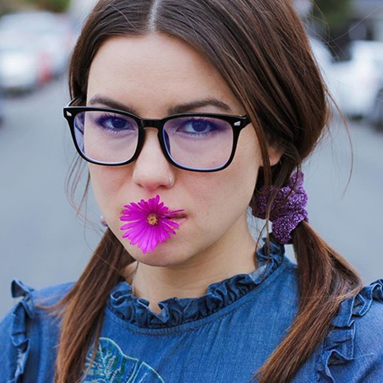 Las nuevas gafas planas de montura grande de estilo europeo y americano de Raine, gafas anti-luz azul, gafas cuadradas pequeñas con forma de ala, montura roja ligera. image 4