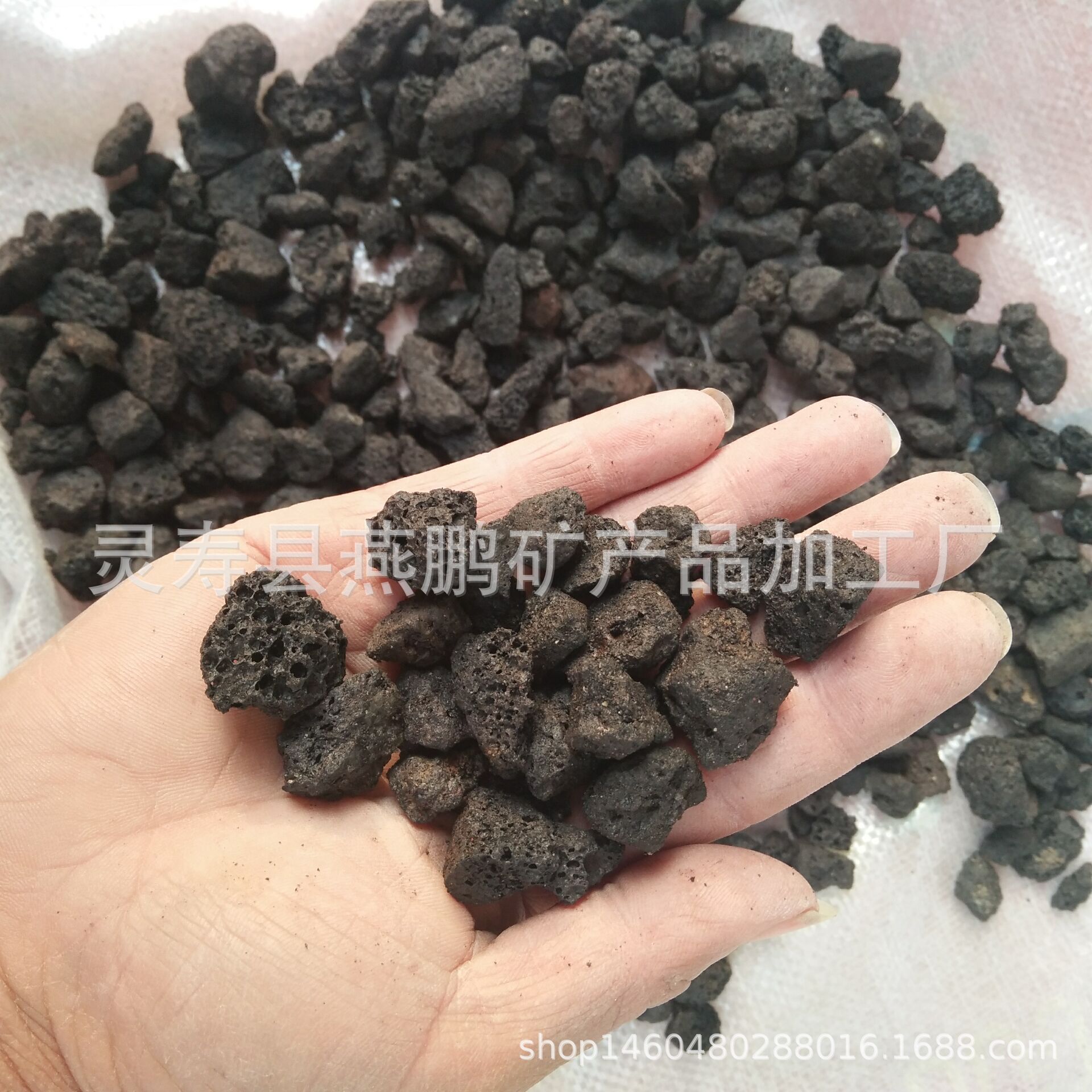 直销大颗粒黑色火山岩兰花介质用火山石多肉铺面火山石颗粒