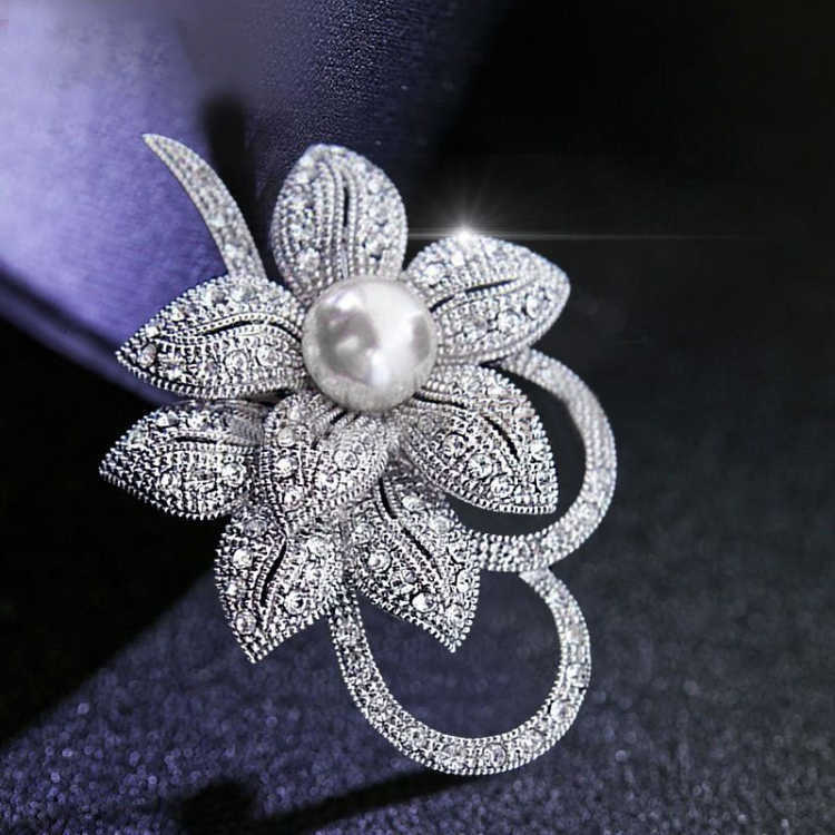 Factory direct selling Korean Pearl crystal brooch high-end brooch women's flower brooch clothing wholesale