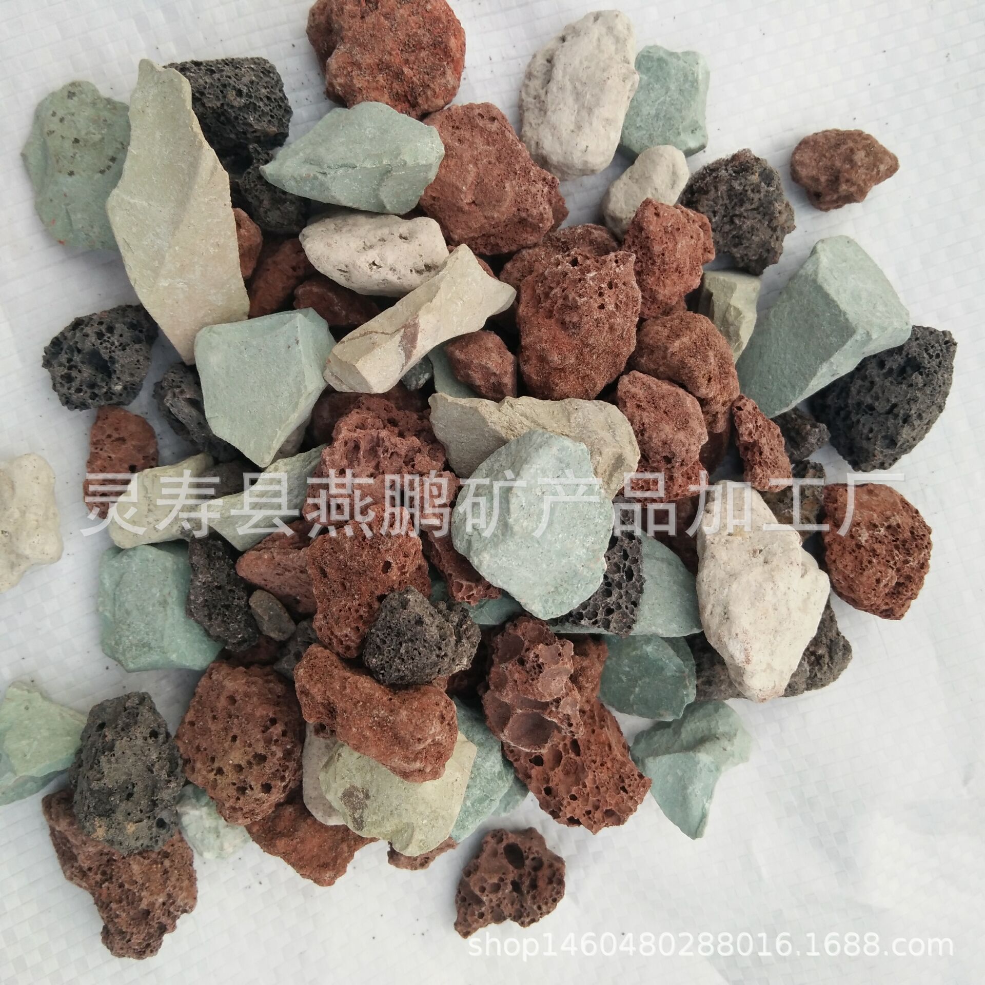 生产批发大小颗粒彩虹石兰花多肉种植铺面用虹彩石颗粒土